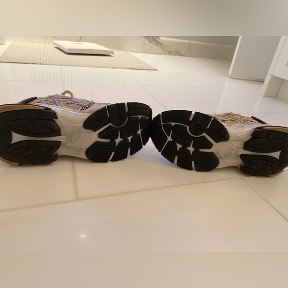 Balenciaga Runner Trainers in beige and black mesh and nylon - Picture 8 of 8